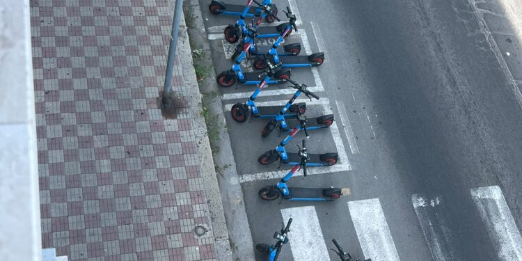 Cagliari, monopattini ammassati sulle strisce pedonali: la protesta dei residenti di via Abruzzi