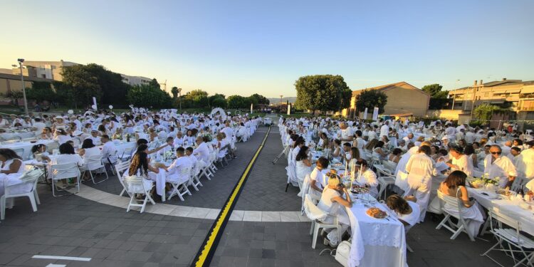 “La cena in bianco 2026” al Parco della Vetreria di Pirri: “Una serata di eleganza, sorrisi e amicizia”