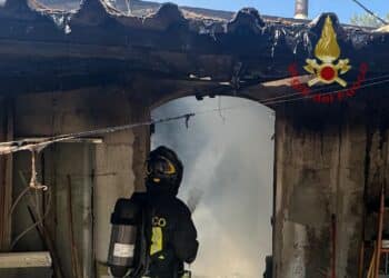 Quartu, paura in via Santu Lianu: divampa un incendio in un’abitazione, i vigili del fuoco evitano il peggio
