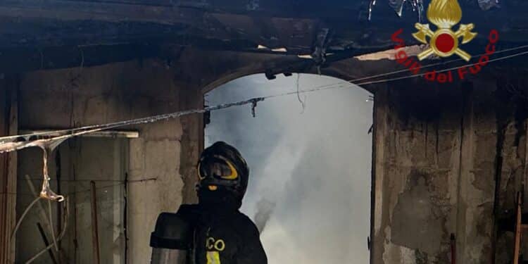 Quartu, paura in via Santu Lianu: divampa un incendio in un’abitazione, i vigili del fuoco evitano il peggio
