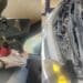 Carbonia, l’auto prende fuoco durante la marcia: donna soccorsa dai residenti