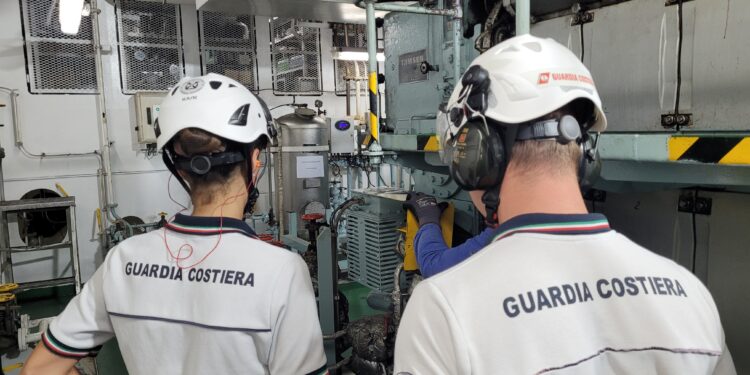 Gravi irregolarità a bordo, nave portacontainer bloccata al porto di Cagliari