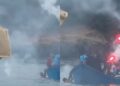 Tuerredda, nuovo sbarco di migranti in mezzo ai bagnanti: arrivati con il classico barchino e con i fumogeni