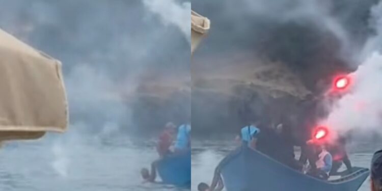 Tuerredda, nuovo sbarco di migranti in mezzo ai bagnanti: arrivati con il classico barchino e con i fumogeni