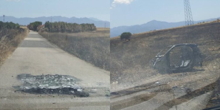 Assemini, la macchina bruciata via dalla strada ma la carreggiata resta impraticabile