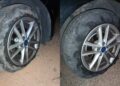 Un masso nella carreggiata colpito in pieno da un’auto: lungo la Sp 21 a Burcei si gioca con la vita
