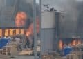 Carbonia, pomeriggio di fuoco in via Roma, in fiamme una catasta di pedane posizionate fuori da un polo commerciale