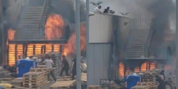 Carbonia, pomeriggio di fuoco in via Roma, in fiamme una catasta di pedane posizionate fuori da un polo commerciale