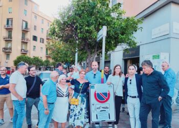 Cagliari, flash mob in via Pergolesi contro il progetto delle piste ciclabili: “Più persone qui che su quelle corsie” (VIDEO)