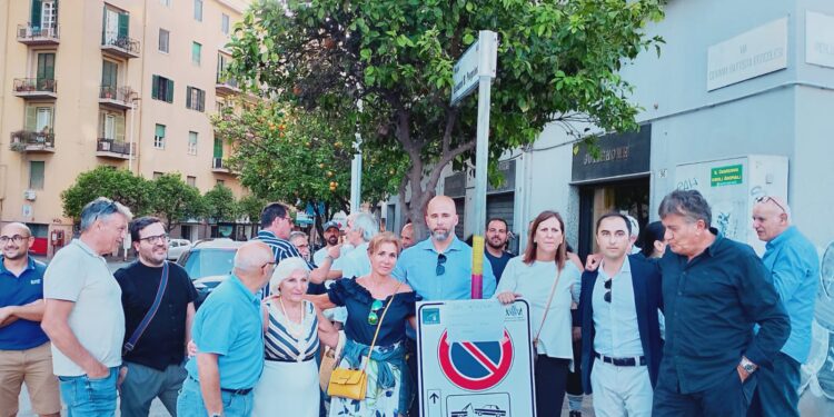 Cagliari, flash mob in via Pergolesi contro il progetto delle piste ciclabili: “Più persone qui che su quelle corsie” (VIDEO)