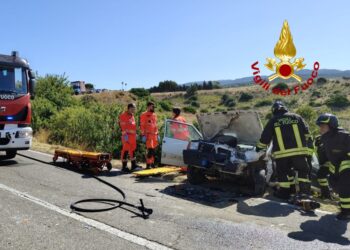 Scontro frontale fra due auto sulla SP12: 3 feriti