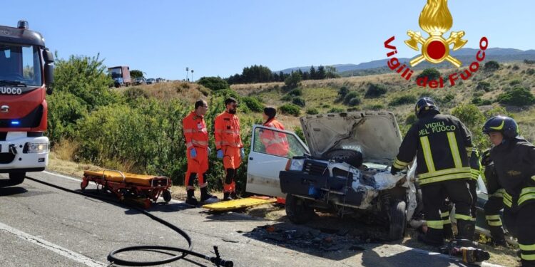 Scontro frontale fra due auto sulla SP12: 3 feriti