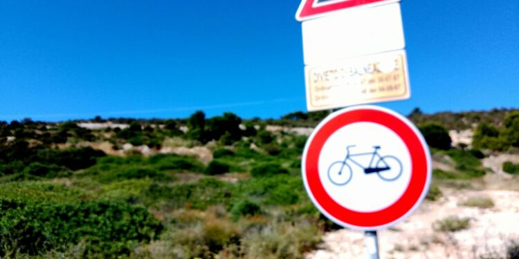 Cagliari, dopo 15 anni ecco i cartelli di divieto di accesso ai ciclisti sulla Sella del Diavolo
