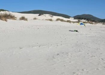 Teulada, dune di Is Arenas Biancas calpestate e violate da ombrelloni e asciugamani: scattano i controlli