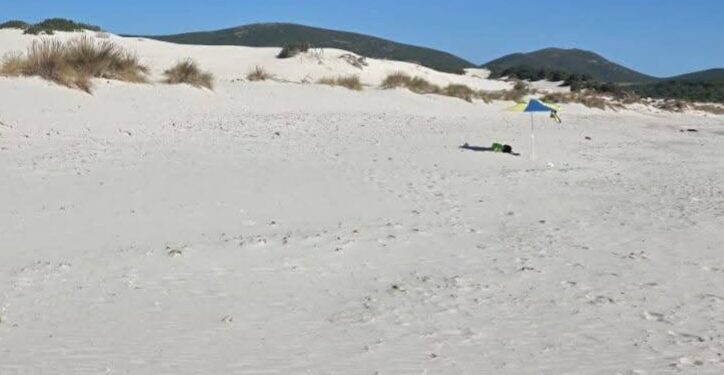 Teulada, dune di Is Arenas Biancas calpestate e violate da ombrelloni e asciugamani: scattano i controlli