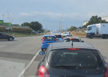 Scontro tra camion e auto a Elmas, tutti bloccati in via Nervi