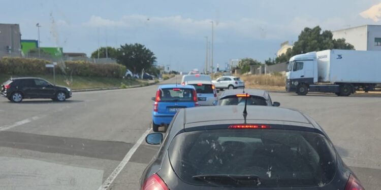 Scontro tra camion e auto a Elmas, tutti bloccati in via Nervi