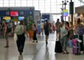 Domenica bollente all’aeroporto di Elmas, anche sei ore di ritardo