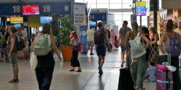 Domenica bollente all’aeroporto di Elmas, anche sei ore di ritardo