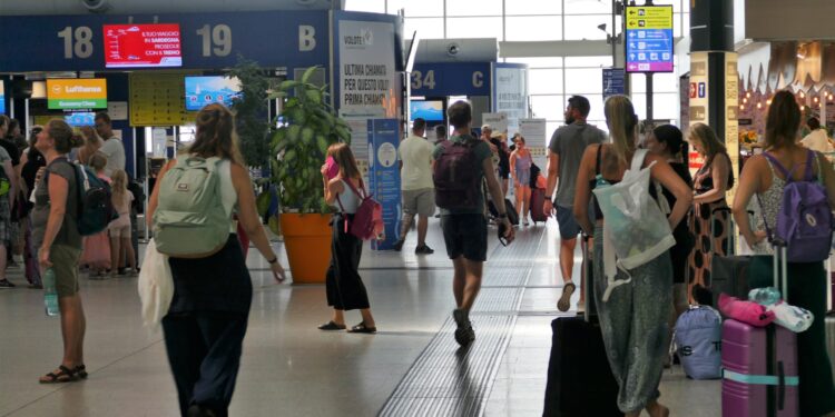Domenica bollente all’aeroporto di Elmas, anche sei ore di ritardo