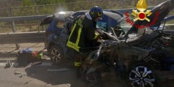 Scontro tra un’auto e un camion sulla Ss 125 a Villaputzu, una donna estratta dalle lamiere