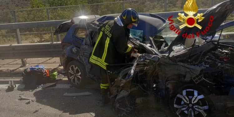 Scontro tra un’auto e un camion sulla Ss 125 a Villaputzu, una donna estratta dalle lamiere