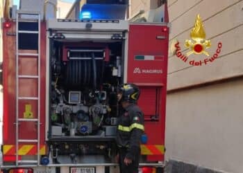 Paura a Cagliari, fiamme in via Canelles: 3 persone tra cui un disabile salvate dai vigili del fuoco