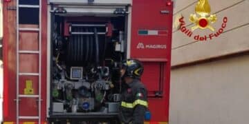 Paura a Cagliari, fiamme in via Canelles: 3 persone tra cui un disabile salvate dai vigili del fuoco