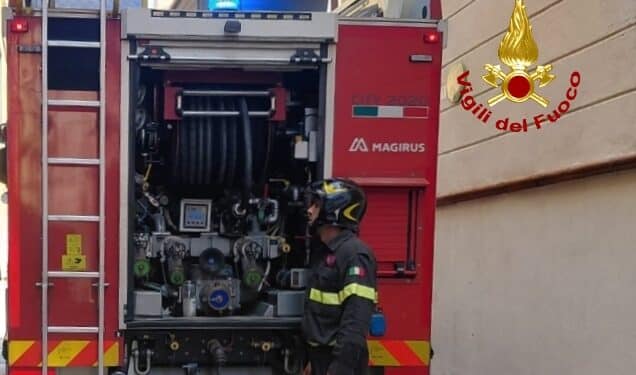 Paura a Cagliari, fiamme in via Canelles: 3 persone tra cui un disabile salvate dai vigili del fuoco