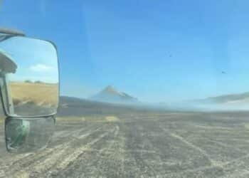 Pauli Arbarei, vasto incendio a ridosso del paese: in azione barracelli, Forestale e Vigili del Fuoco