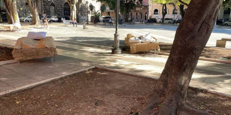 Cagliari: “Tre letti simbolo di inclusione sotto gli alberi in piazza del Carmine, inaccettabile per residenti e commercianti”