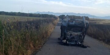 Assemini, un cimitero di carcasse d’auto bruciate a Truncu Is Follas: i cittadini denunciano un’emergenza ambientale