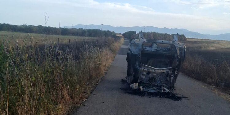 Assemini, un cimitero di carcasse d’auto bruciate a Truncu Is Follas: i cittadini denunciano un’emergenza ambientale