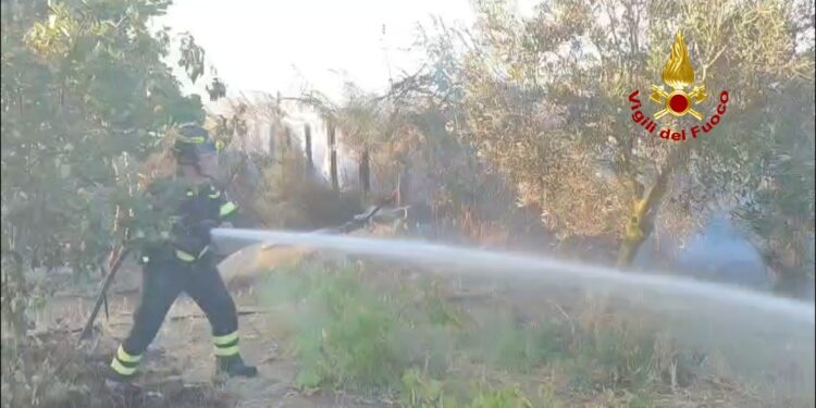 Capoterra, vasto incendio in località “Pisighittu”: le fiamme lambiscono alcune abitazioni