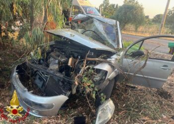 Sassari, auto esce di strada sulla Sp 25: un ferito in ospedale