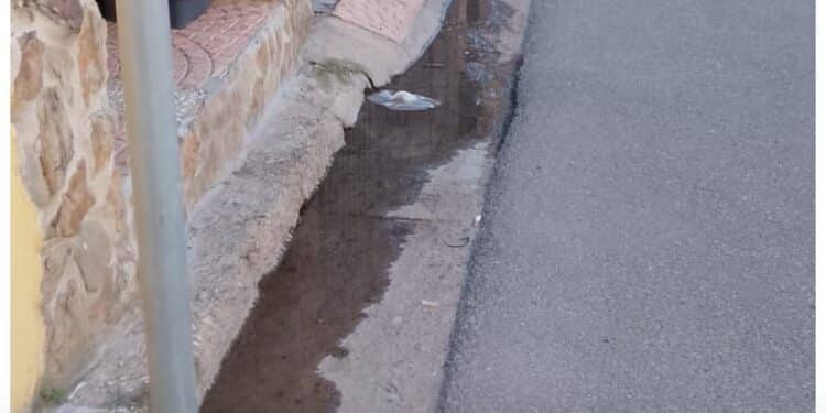Capoterra, emergenza igienico-sanitaria in via Liguria: “Da mesi liquami su strade e marciapiedi”