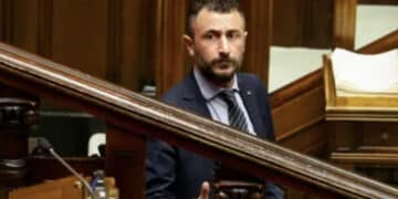 Il deputato Emanuele Pozzolo fuori strada con il suv: tasso alcolemico superiore al consentito