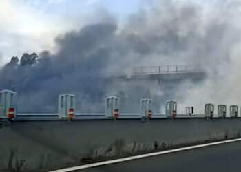 Ennesimo pomeriggio di fuoco a Sestu, brucia la campagna a ridosso della ss 131: strade chiuse, traffico deviato all’altezza della Corte del Sole (VIDEO)