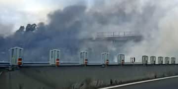 Ennesimo pomeriggio di fuoco a Sestu, brucia la campagna a ridosso della ss 131: strade chiuse, traffico deviato all’altezza della Corte del Sole (VIDEO)