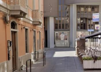 Cagliari, sedie e tavolini abusivi il giorno di Sant’Efisio: scatta la chiusura di 8 giorni per un locale di via Sardegna