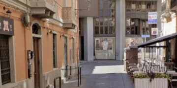Cagliari, sedie e tavolini abusivi il giorno di Sant’Efisio: scatta la chiusura di 8 giorni per un locale di via Sardegna
