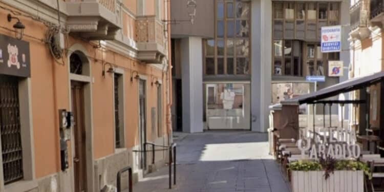 Cagliari, sedie e tavolini abusivi il giorno di Sant’Efisio: scatta la chiusura di 8 giorni per un locale di via Sardegna