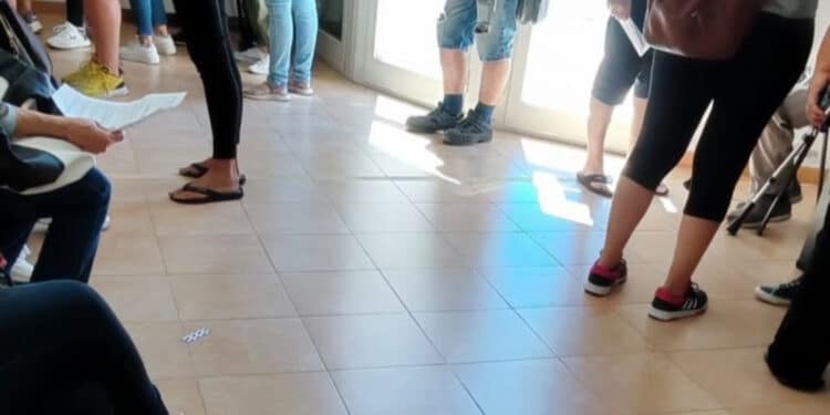 Capoterra, bollette pazze fanno disperare i cittadini: tutti in fila per dimostrare di aver già pagato