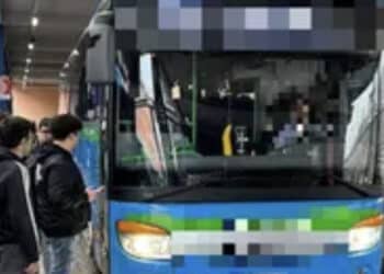 Dimentica l’abbonamento del bus e non gli permettono di salire: 11enne lasciato a piedi