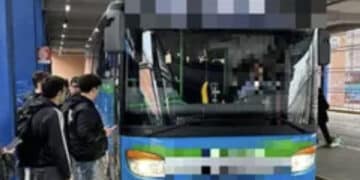 Dimentica l’abbonamento del bus e non gli permettono di salire: 11enne lasciato a piedi