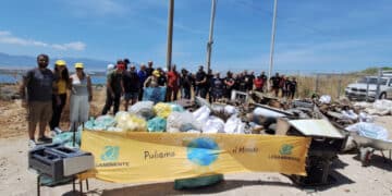 Tuvixeddu, ripulita la cavità della dolina grazie ai volontari e volontarie del GSAGS: raccolti 62 sacchi di rifiuti e un’auto
