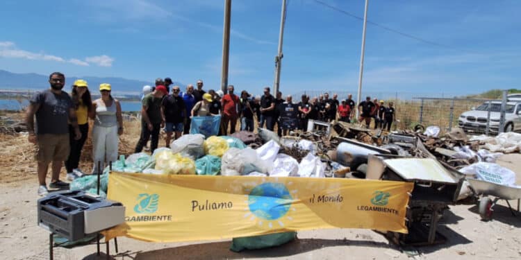 Tuvixeddu, ripulita la cavità della dolina grazie ai volontari e volontarie del GSAGS: raccolti 62 sacchi di rifiuti e un’auto