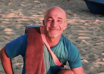 Andrea Carcassi morto a 55 anni in un incidente sull’Asse Mediano, lo strazio del fratello: “È lassù, dove la luce e l’amore governano incessantemente”