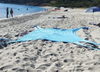 Torre della Stelle, tende utilizzate come segnaposto e lasciate in spiaggia per ore: bagnanti furbetti a Cannesisa