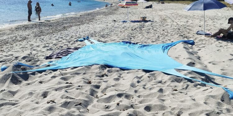 Torre della Stelle, tende utilizzate come segnaposto e lasciate in spiaggia per ore: bagnanti furbetti a Cannesisa